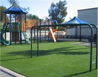 Relva artificial para jardim com terraço